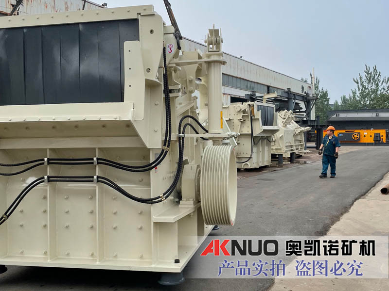 1520歐版反擊式破碎機(jī)液壓升降裝置，方便進(jìn)行維修和日常保養(yǎng)